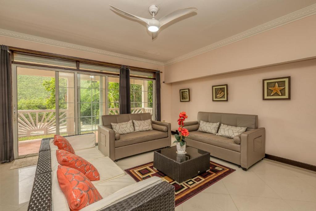 ein Wohnzimmer mit 2 Sofas und einem Sofa in der Unterkunft Dawn Beach Estate - 3 bedroom Apartment Villa villa in Dawn Beach