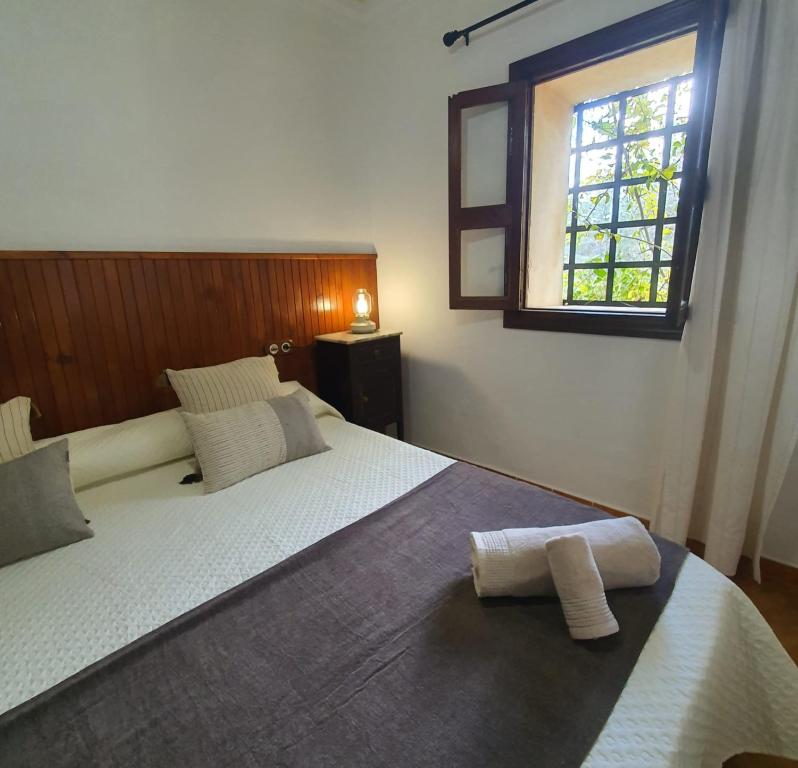 um quarto com 2 camas e uma janela em Agroturismo Son Torrat Apartment Es Moli em Petra