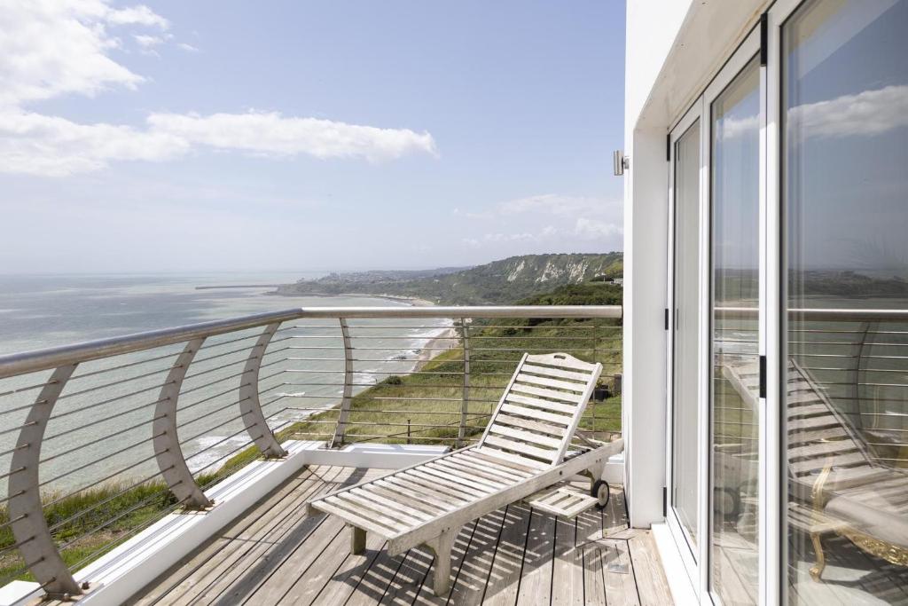 balkon z ławką i widokiem na ocean w obiekcie Harbour Heights by Bloom Stays w mieście Folkestone