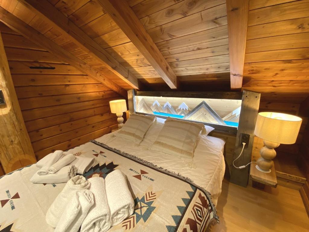 Ένα ή περισσότερα κρεβάτια σε δωμάτιο στο LE GRIZZLY Chalet en bois au calme