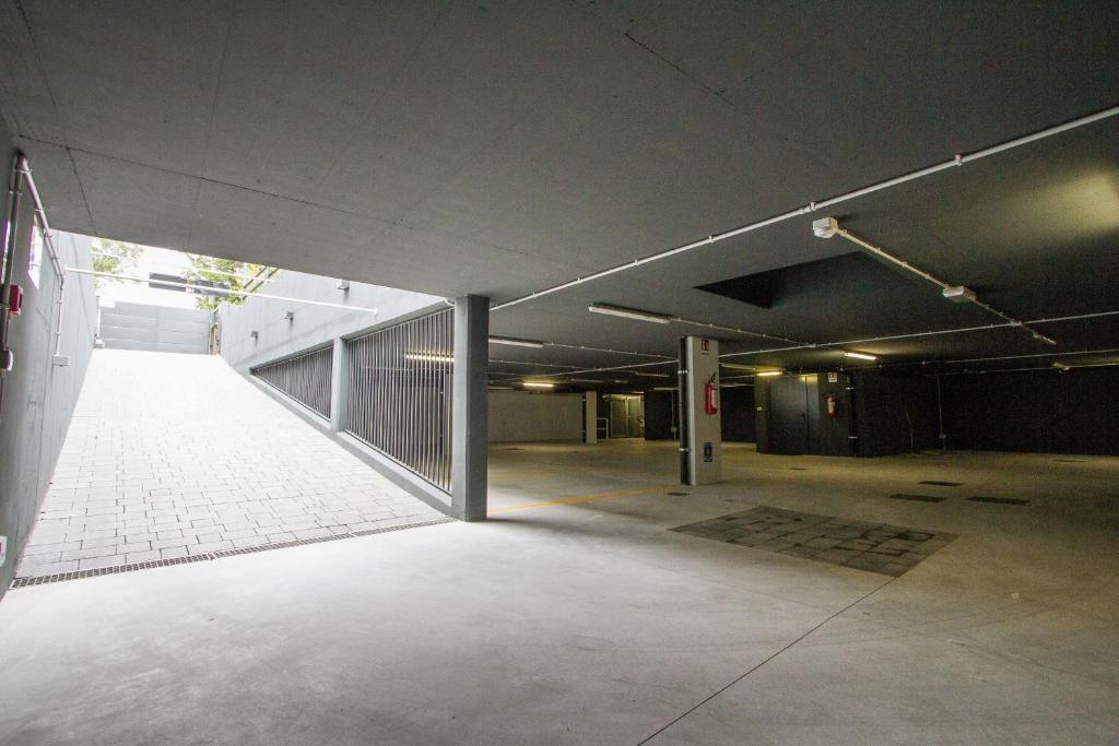 un parcheggio vuoto in un garage di Residence Bleu a San Dorligo della Valle