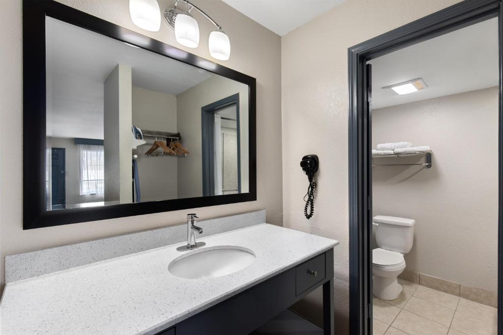 Days Inn by Wyndham Carlisle - Habitación Con Cama Extragrande - No Fumadores