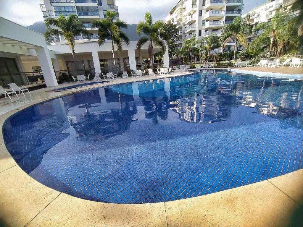 ein großer blauer Pool in einem Hotel in der Unterkunft Rio Marina Resort in Mangaratiba