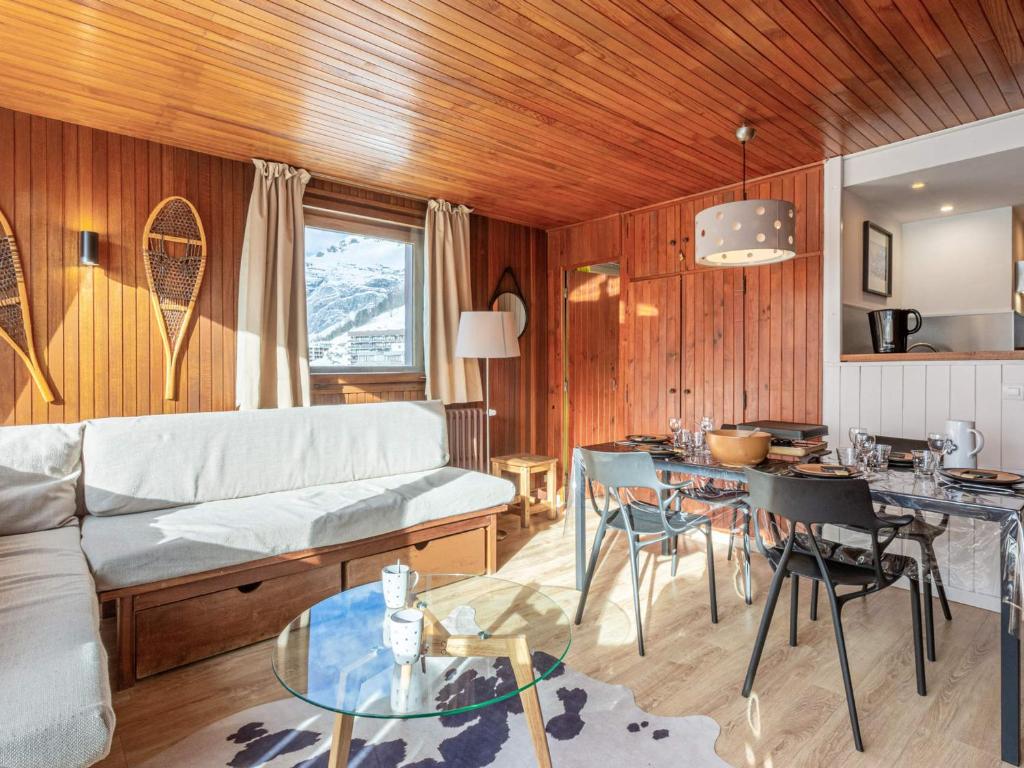 un salon avec un canapé et une table dans l'établissement Appartement central et lumineux à Val-d'Isère, proche des pistes et commodités - FR-1-694-221, à Val dʼIsère