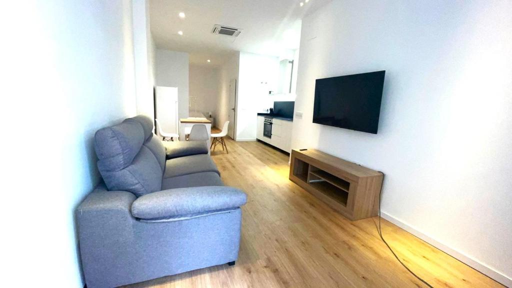 a living room with a couch and a tv at Elegante estudio en Valencia in Valencia