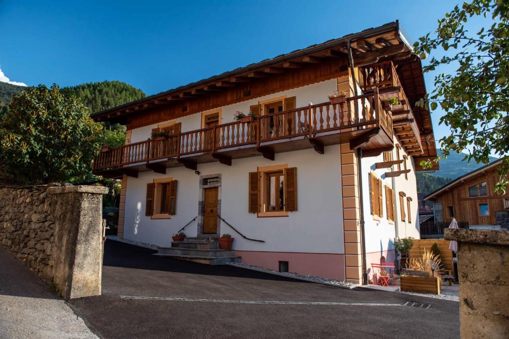 a house with a balcony on the side of it at Maison Lennox in Mâcot La Plagne