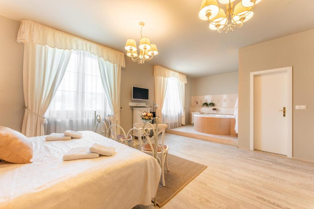 Postel nebo postele na pokoji v ubytování Hotel Plumlov