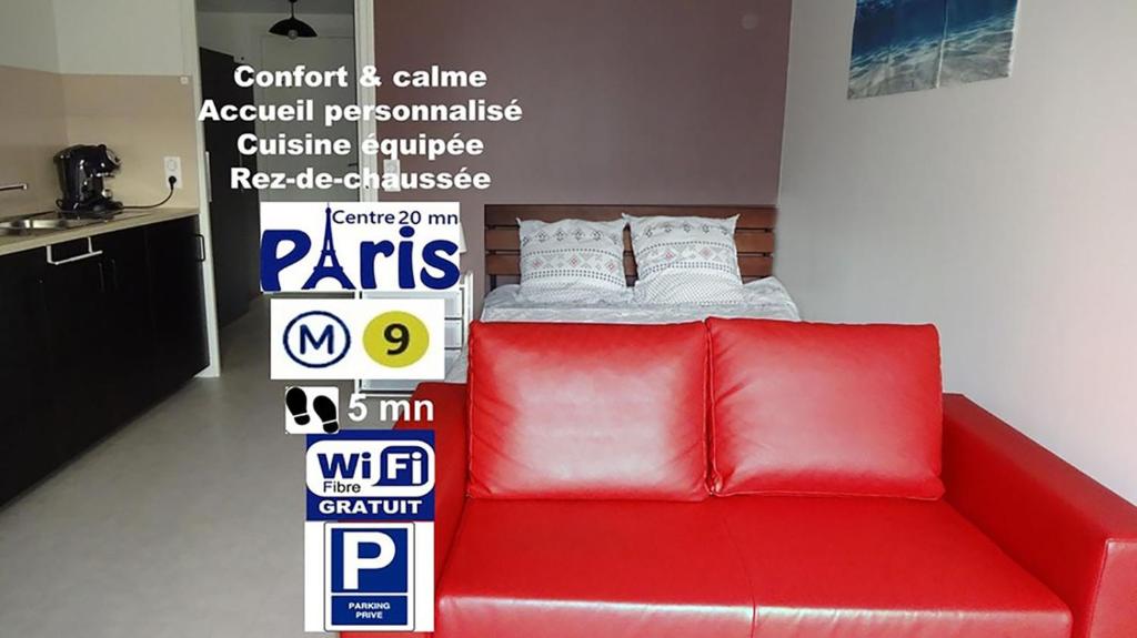 czerwona kanapa w pokoju z łóżkiem w obiekcie Feel At Home Paris-Montreuil 500m Metro parking privé gratuit w mieście Montreuil