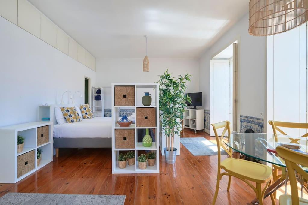 a living room with a bed and a dining room at Inglesinhos Convento 3 - Bright Apartment in Lisbon