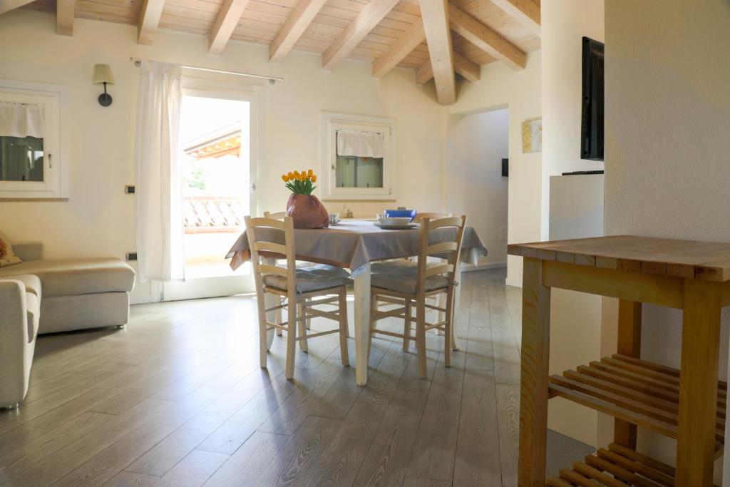 a kitchen and dining room with a table and chairs at Casa Monia By Case al Lago in Lonato