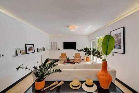 uma sala de estar com um sofá e uma mesa em Villa 3 quartos piscina a 3km Vilamoura em Boliqueime