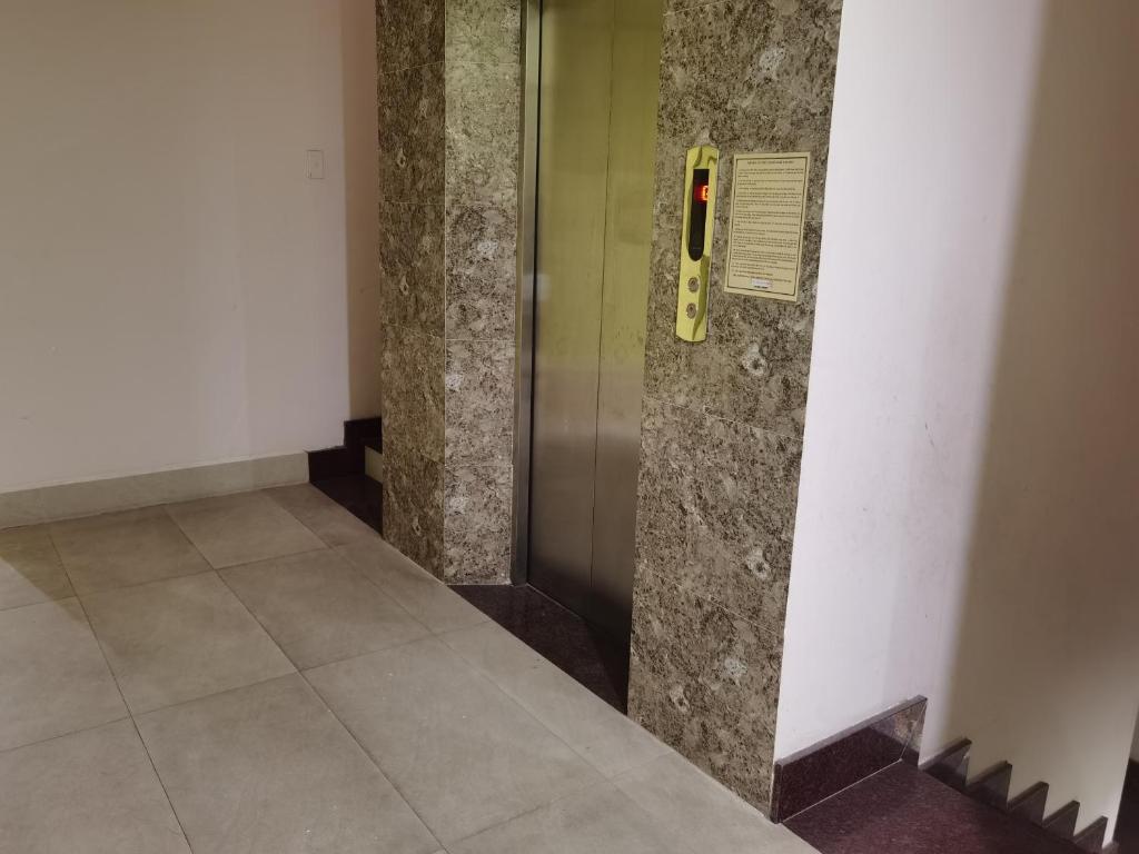 邊和的住宿－MOTEL WIN PHÁT，墙上有标志的建筑物内的电梯