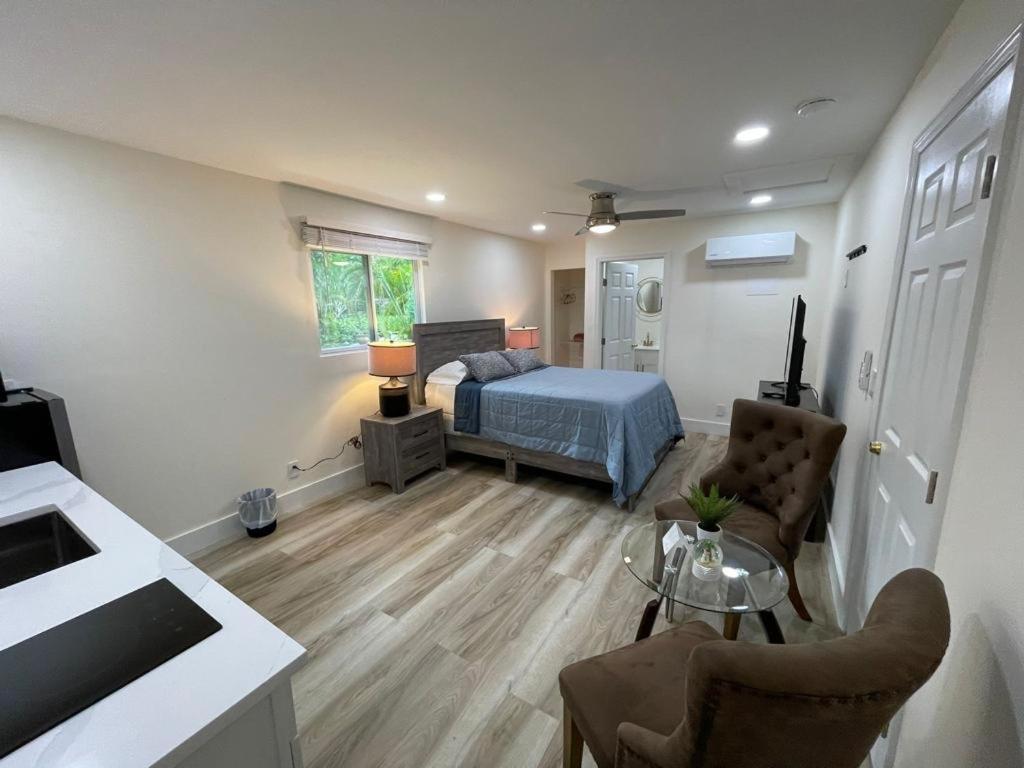 - une chambre avec un lit et un salon dans l'établissement Efficiency in a guest house close to Wellington, à Loxahatchee