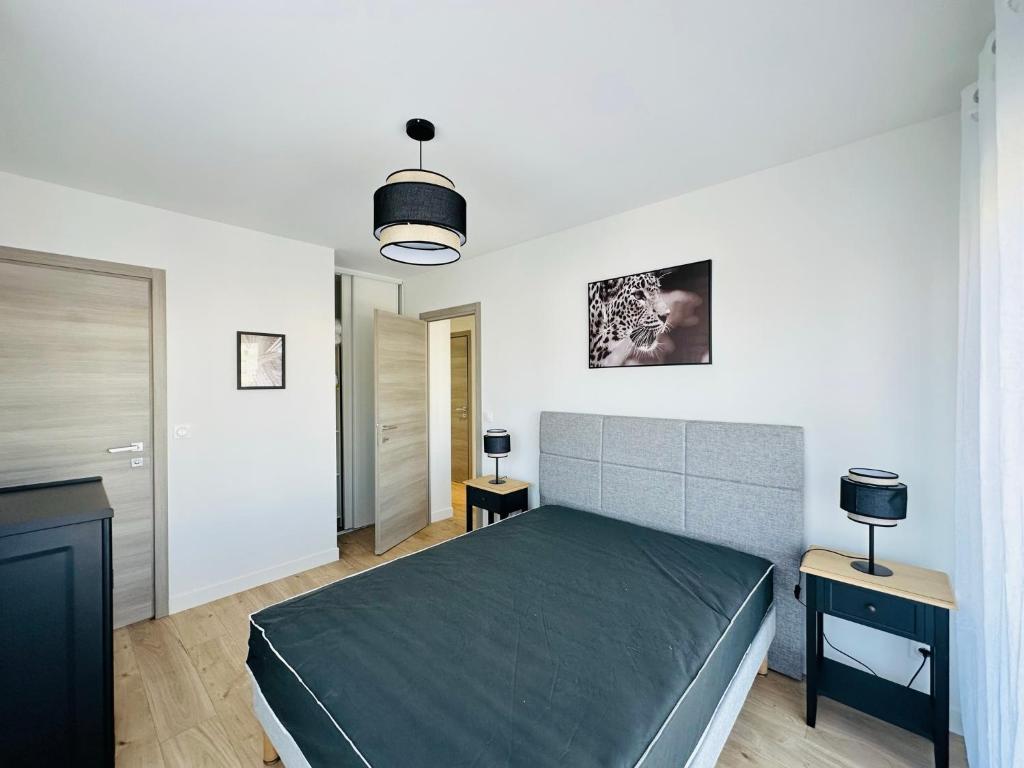 sypialnia z łóżkiem i 2 szafkami nocnymi w obiekcie LOTI w mieście Antibes