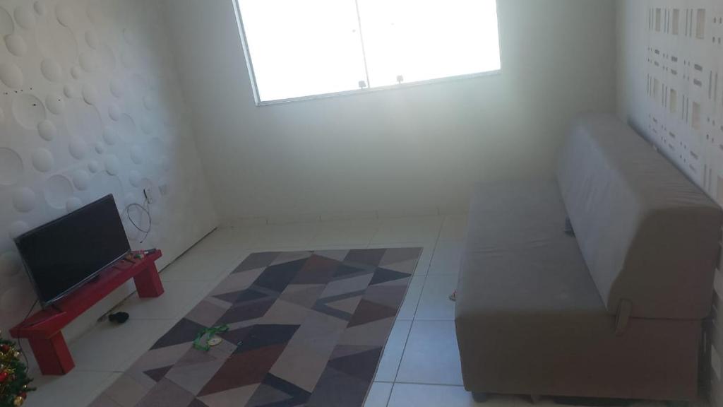 康塞桑達巴拉的住宿－Casa nao disponível，带沙发和窗户的客厅