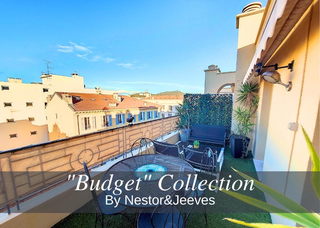 - un balcon avec vue sur le bain à remous dans l'établissement Nestor&Jeeves - ANDRIOLI TERRASSE - Central - Close beach - Top floor, à Nice
