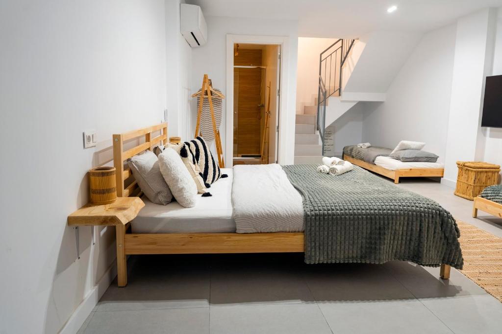 A bed or beds in a room at Apartment Andrea in Malaga Center