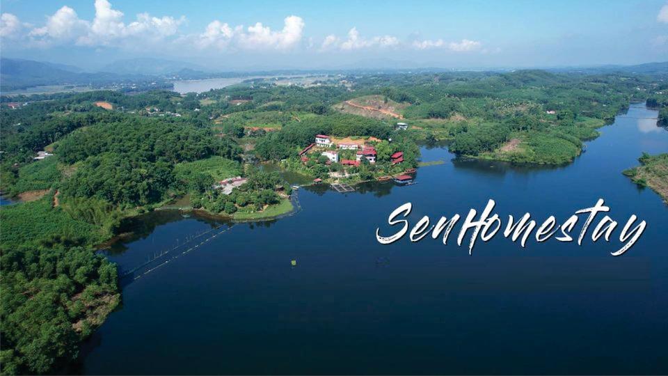 wyspa pośrodku jeziora ze słowem wrażliwość w obiekcie SenHomestay 