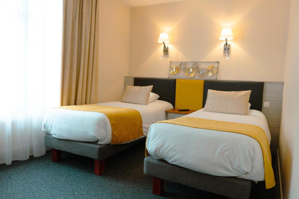 Postel nebo postele na pokoji v ubytování Hôtel Spa & Restaurant Ô Pervenches