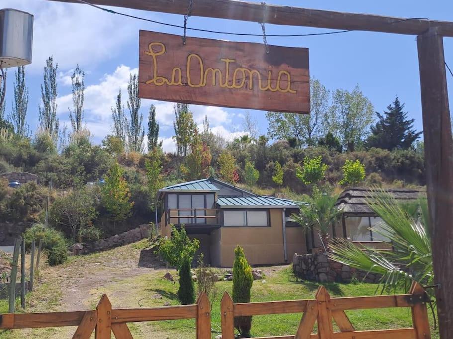 Сад в La Antonia, cabaña al pie de la montaña