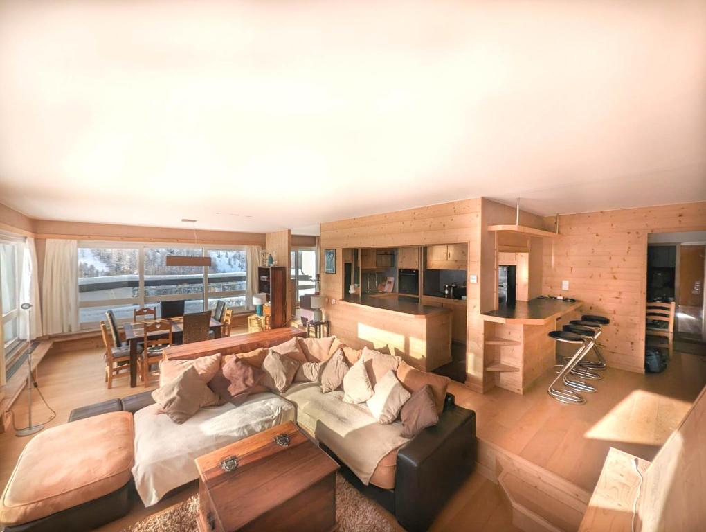sala de estar amplia con sofá y mesa en Le plus grand appartement, 150 M2, et la plus belle vue d'Isola 2000 Front de Neige en Isola 2000