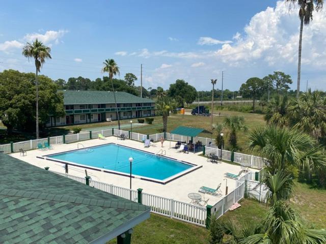 a large swimming pool in front of a building at Inn On The Green Florida in Tavares