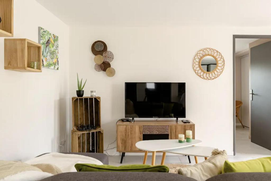 伊格涅的住宿－La casa Irignoise，客厅配有电视和桌子