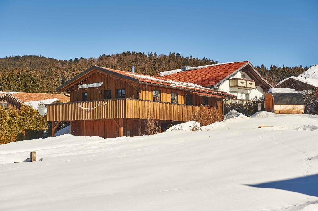 une grande maison en bois dans la neige dans l'établissement Pröllerhütte, 