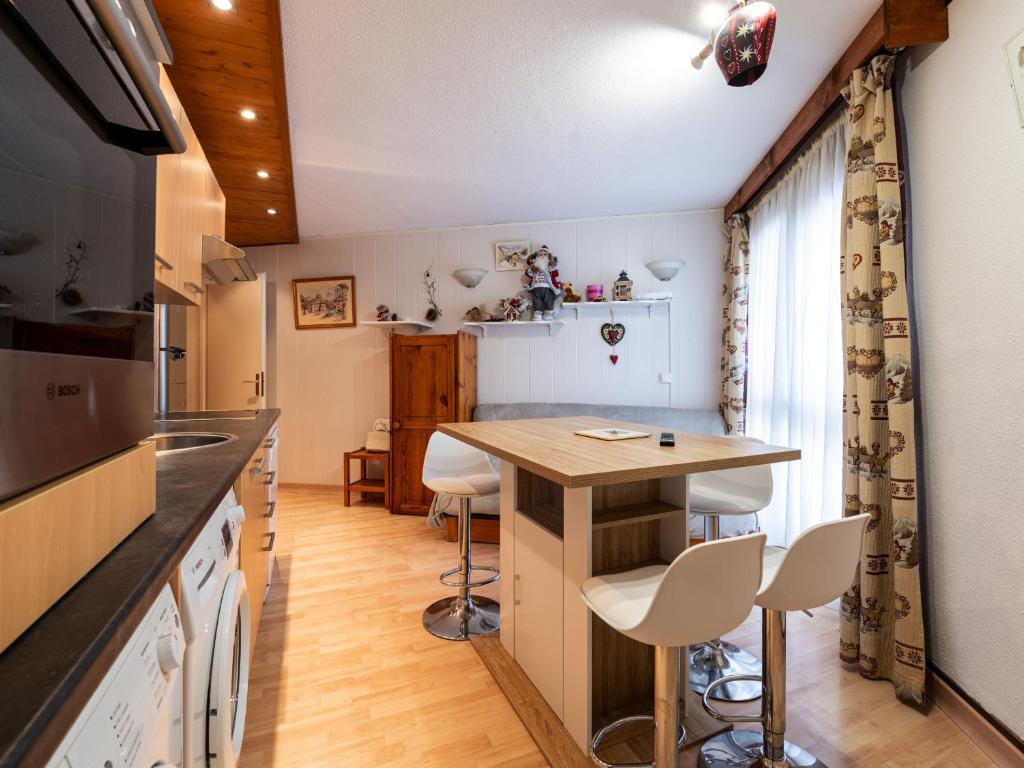uma cozinha com mesa e cadeiras num quarto em Praz des Esserts - 43 - Appt pied pistes - 6 pers em Morillon