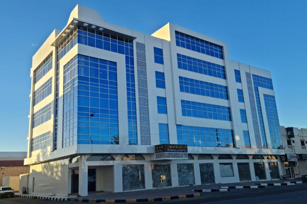 a large office building with blue glass windows at فندق روزميلون in Al Fayşalīyah
