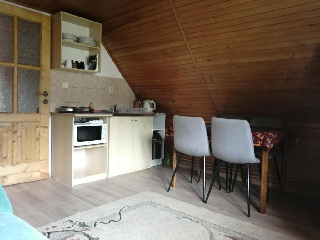 Kuchyň nebo kuchyňský kout v ubytování Domček u Vojta