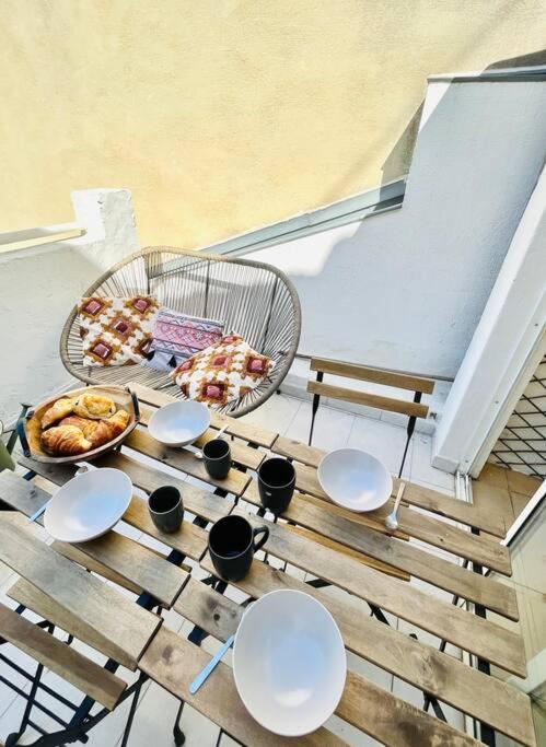 - une table avec un bol de nourriture et un panier de pain dans l'établissement HYPER CENTRE d’Avignon Terrasse WIFI et Climatisation, à Avignon