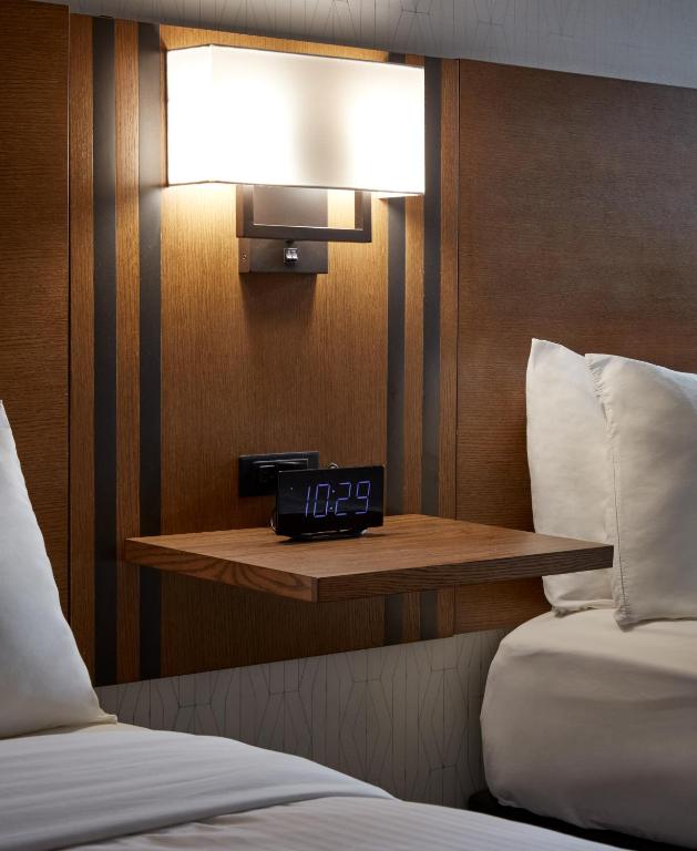 Postel nebo postele na pokoji v ubytování Canadas Best Value Inn Toronto