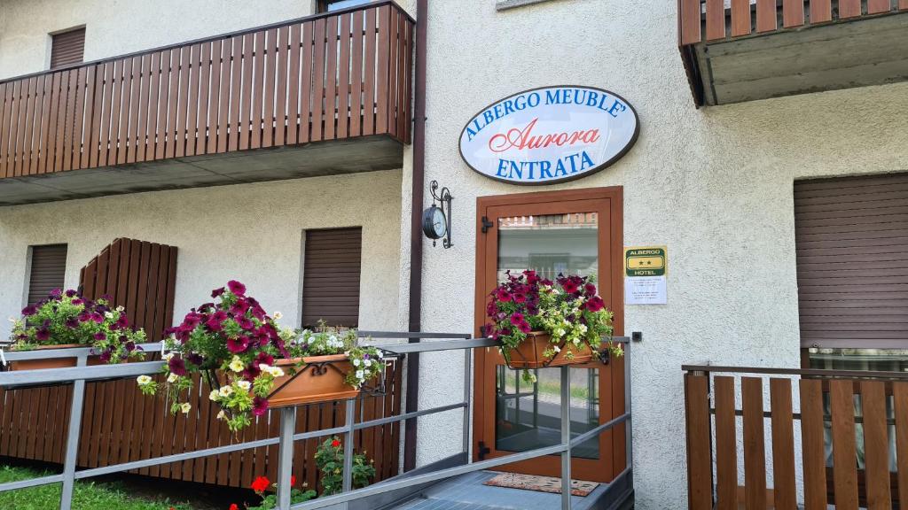 a entrance to a flower shop with flowers in pots at Albergo Meublé Aurora in Edolo