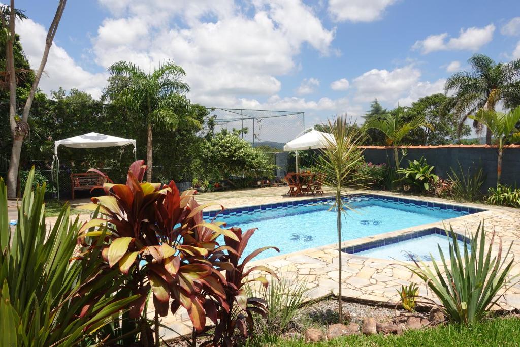 a swimming pool in a yard with plants at Chácara Família Batista in Mairiporã