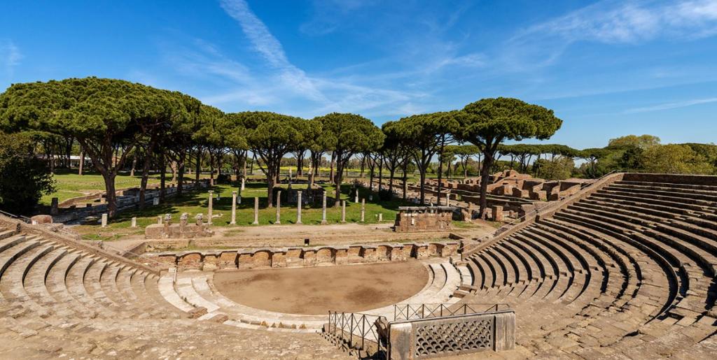 een leeg amfitheater met bomen op de achtergrond bij La casa col pianoforte in Santa Procula Maggiore