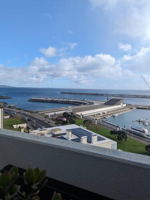 Una vista de un puerto con un puerto deportivo en Bela Vista Solmar 3 B/R, en Ponta Delgada