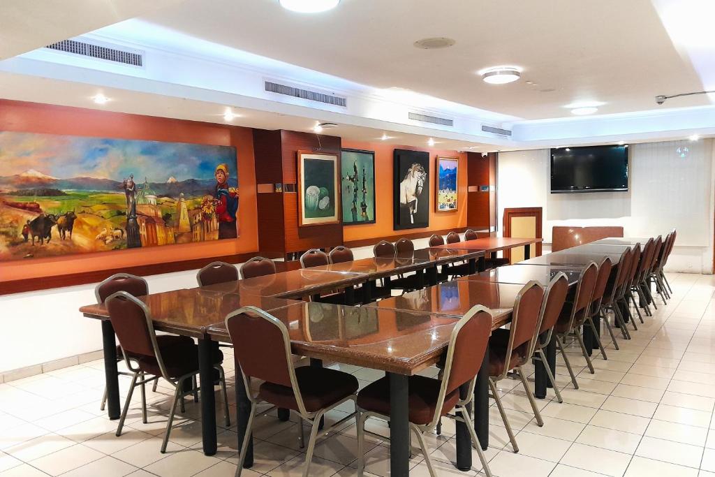 TV a/nebo společenská místnost v ubytování GH Alexander Hotel