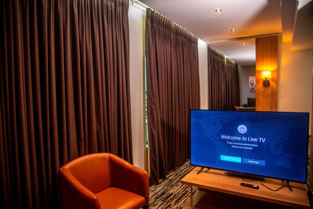 TV a/nebo společenská místnost v ubytování Golden Tulip Lekki