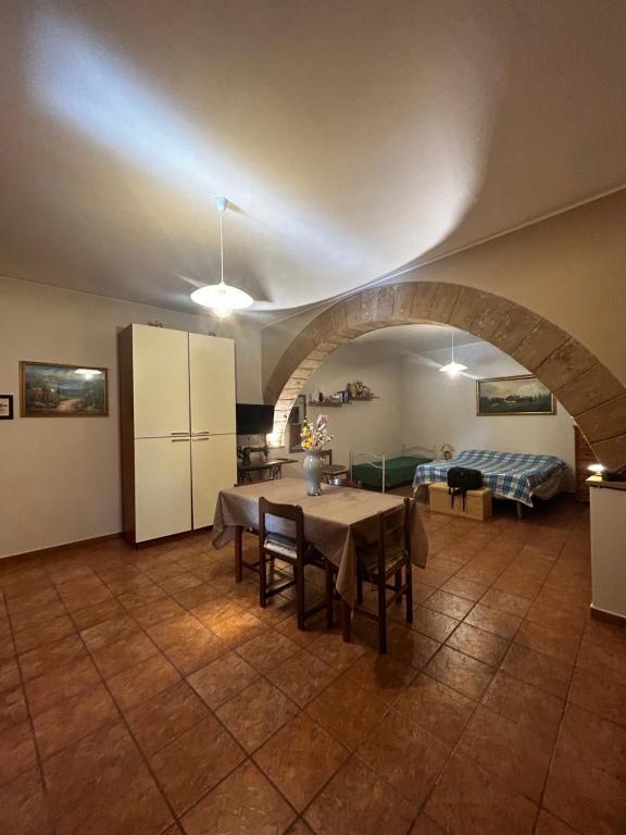 een keuken en een woonkamer met een tafel en een bank bij B&B al Centro del Borgo in Custonaci