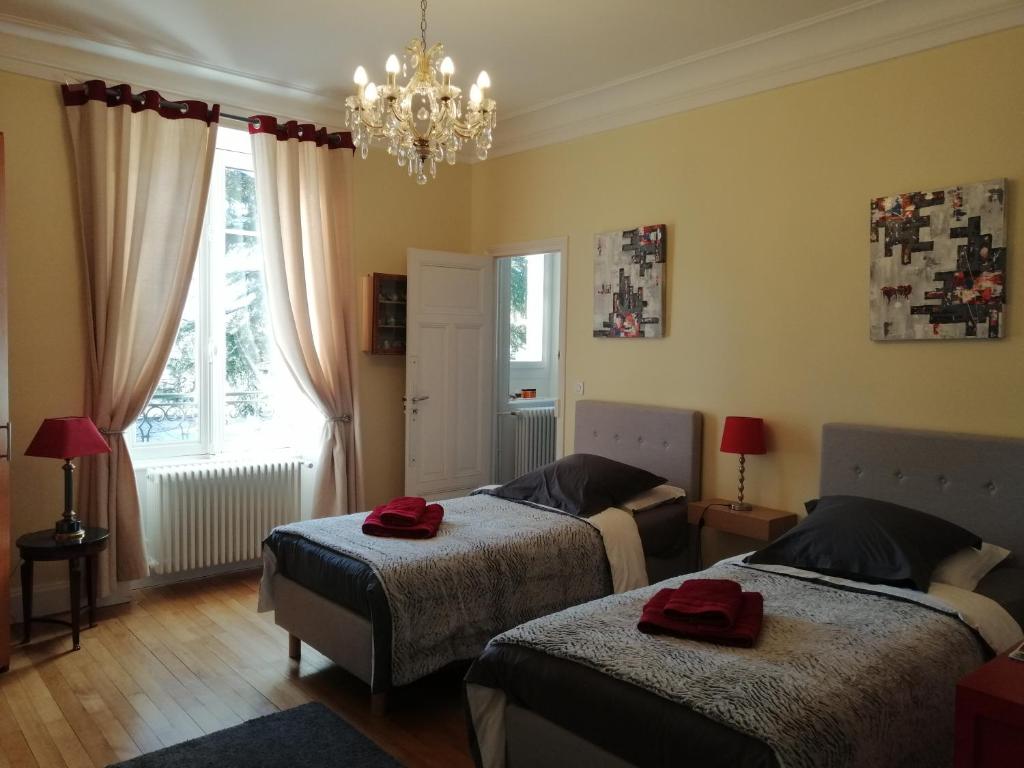 Postel nebo postele na pokoji v ubytování Chambres d'Hôtes de luxe Côté Parc-Côté Jardin avec parking privé gratuit