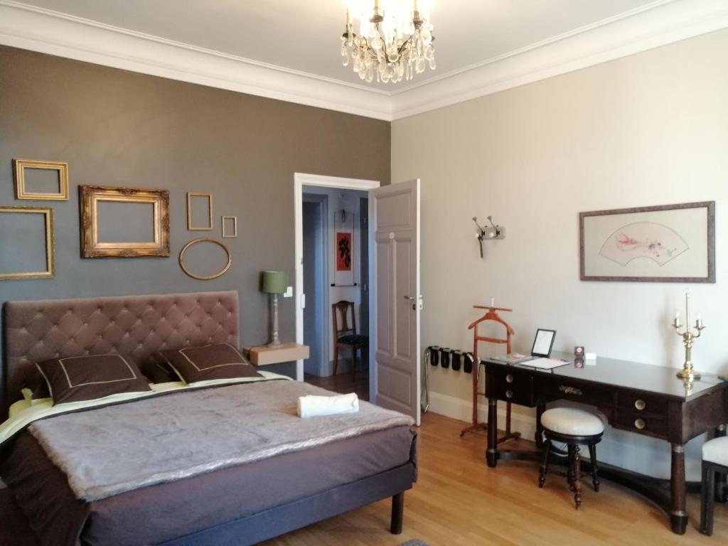 Postel nebo postele na pokoji v ubytování Chambres d'Hôtes de luxe Côté Parc-Côté Jardin avec parking privé gratuit