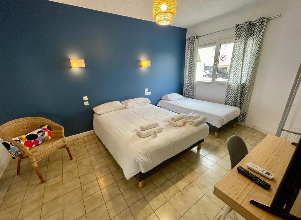Postel nebo postele na pokoji v ubytování Amerique Hotel Palavas - Piscine - Plage