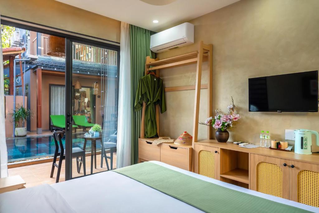 TV a/nebo společenská místnost v ubytování The Linh Seaside Villa Hoi An
