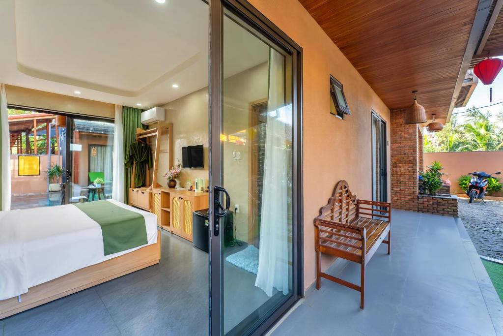Postel nebo postele na pokoji v ubytování The Linh Seaside Villa Hoi An