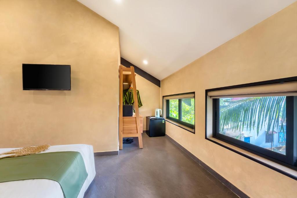 TV a/nebo společenská místnost v ubytování The Linh Seaside Villa Hoi An