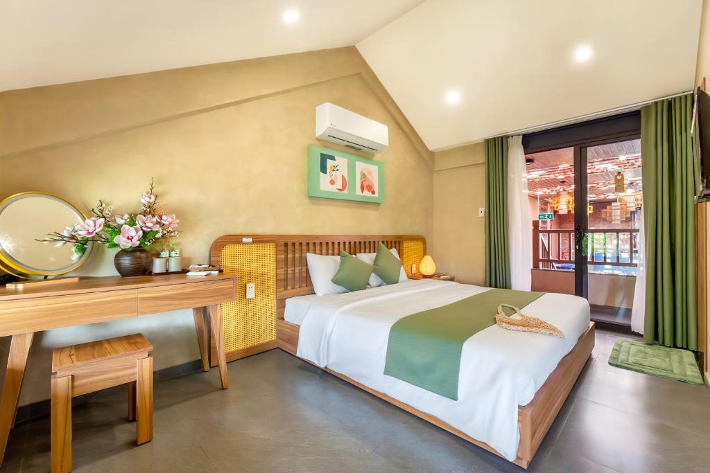 Postel nebo postele na pokoji v ubytování The Linh Seaside Villa Hoi An