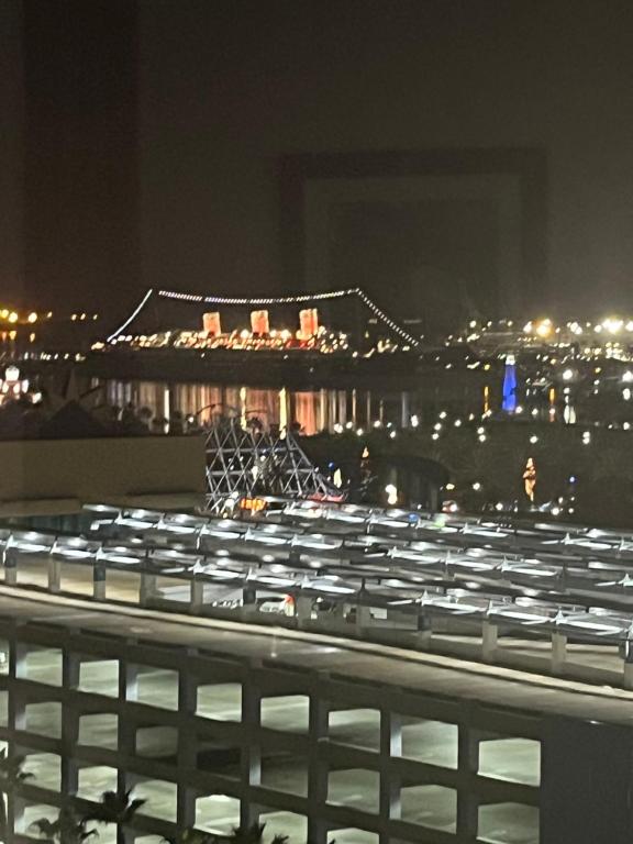uma vista para um edifício à noite com luzes em Top Floor for 4- Queen Mary, Ocean, and City View em Long Beach