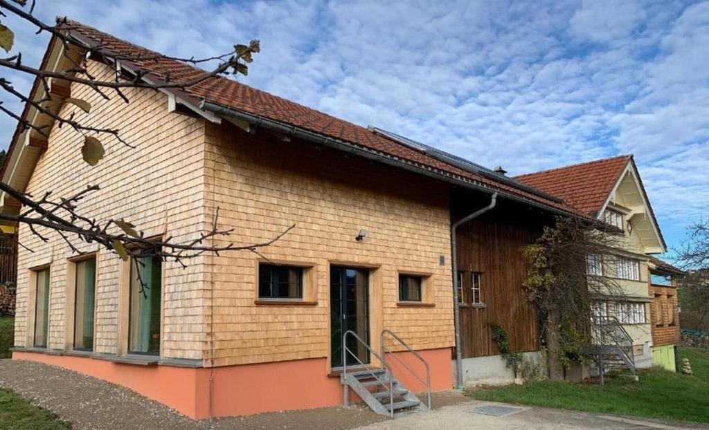 una vecchia casa con tetto rosso di nirkwerk - das Studio - WOHNEN&WERKEN a Schönengrund