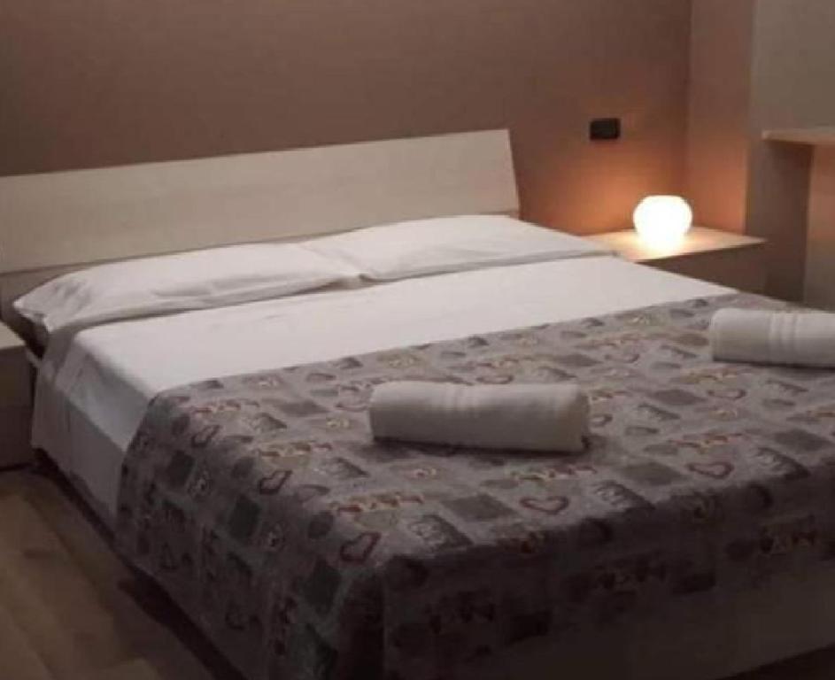 1 dormitorio con 2 almohadas en sleep and go, en Parma